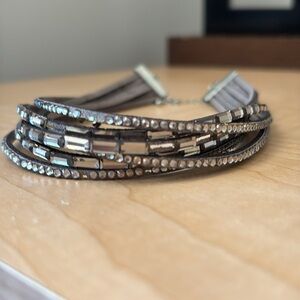 For that millennial vibe, bracelet with layers of jewels in copper & silver tone